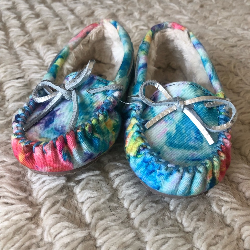 Minnetonka Tye dye Slippers